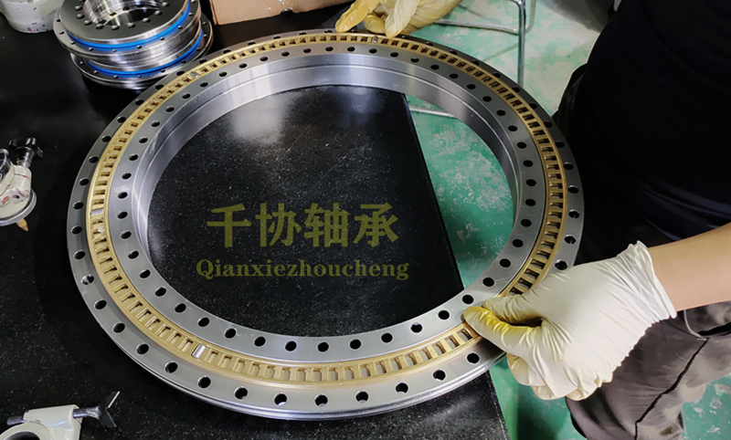 轉(zhuǎn)臺(tái)軸承需要預(yù)緊嗎？預(yù)緊的目的和方法